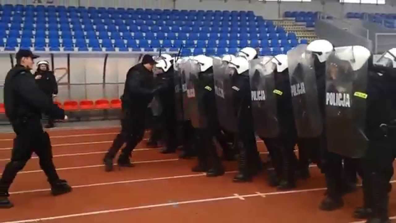 Ćwiczenia oddziałów prewencji policji na stadionie OSiR Włoclawek