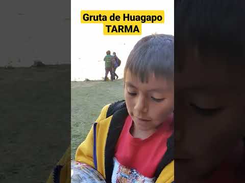 En la gruta de Huagapo, Tarma me encontré con este niño vendiendo sus láminas descriptivas.