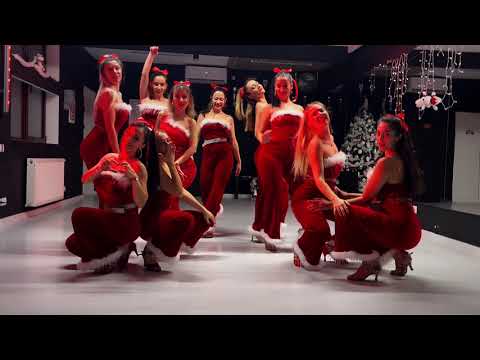 Crăciunițele Adicto vă urează Crăciun Fericit în pași de dans 🤶🏻💃🏻♥️🎁

Choreography by Alexandra
https://www.instag