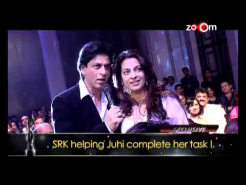 Shahrukh Khan helping Juhi Chawla complete her task at Filmfare nomination night