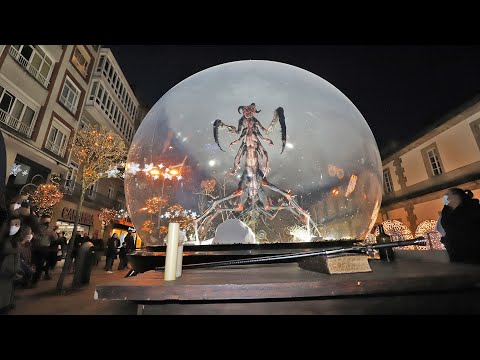 La bola gigante de The Witcher de Netflix ya "embruja" la Navidad de Vigo - Metropolitano