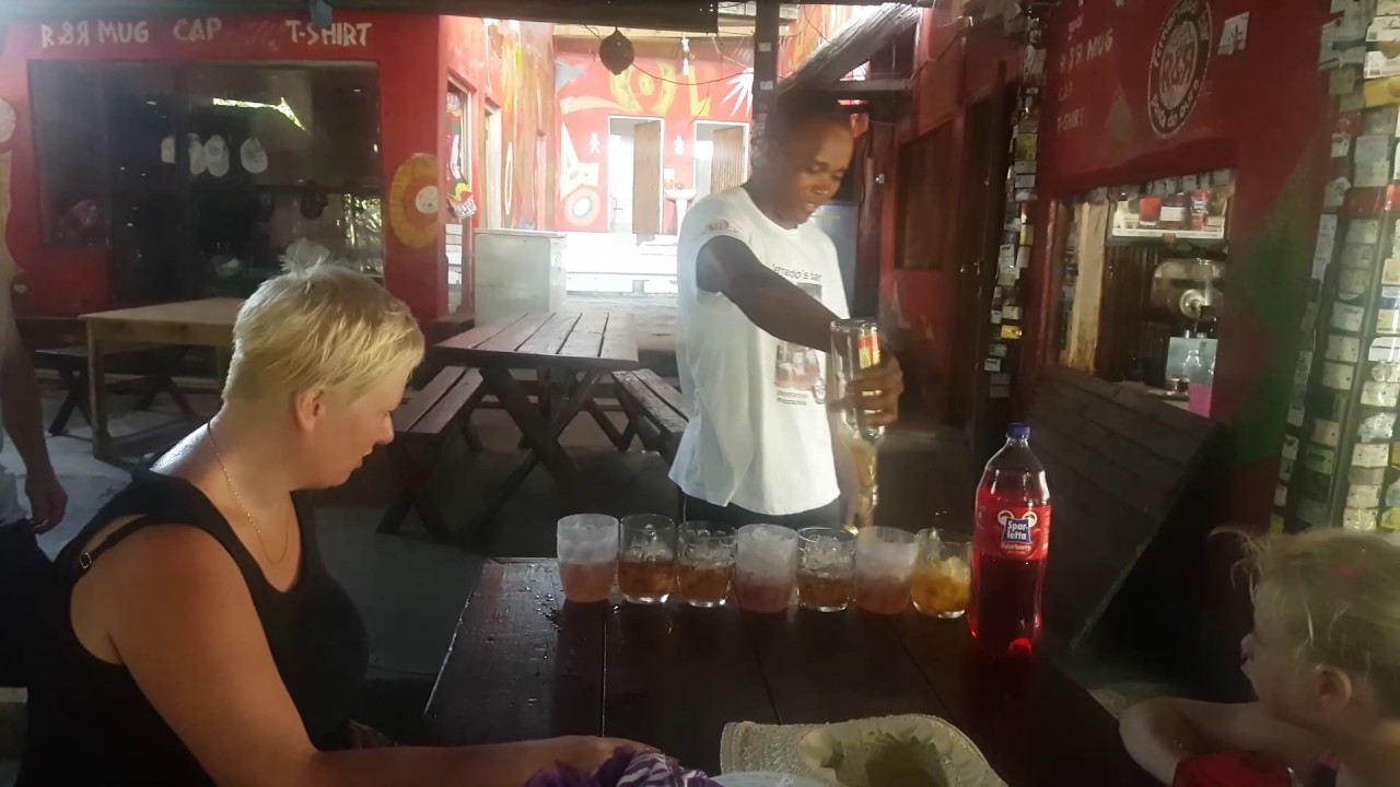R&R (Rum and Raspberry) @ Fernando's in Mozambique - YouTube