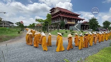 1200 TĂNG NI SINH ĐI THIỀN HÀNH GIỜ KHI ĂN CƠM CHÁNH NIỆM tại trường hạ HVPGVN tại TP.HCM (Cơ sở II)