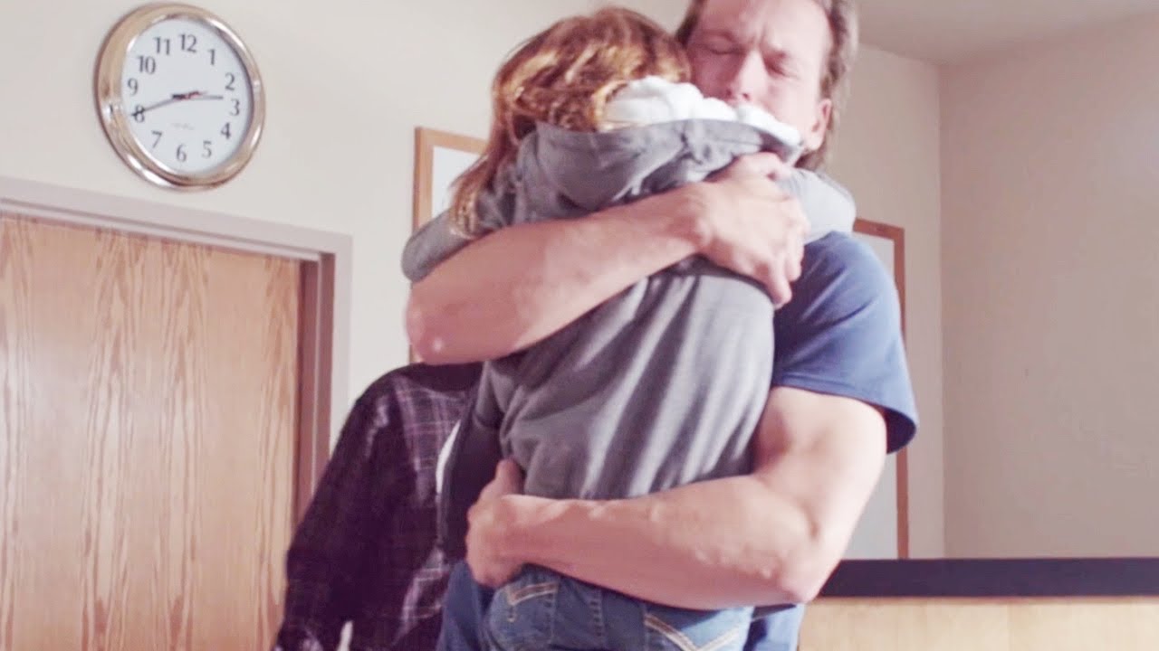 女孩从小跟随父亲房车旅行，直到她看到自己的寻人启事，可真相远比想象的更心寒！【光影】