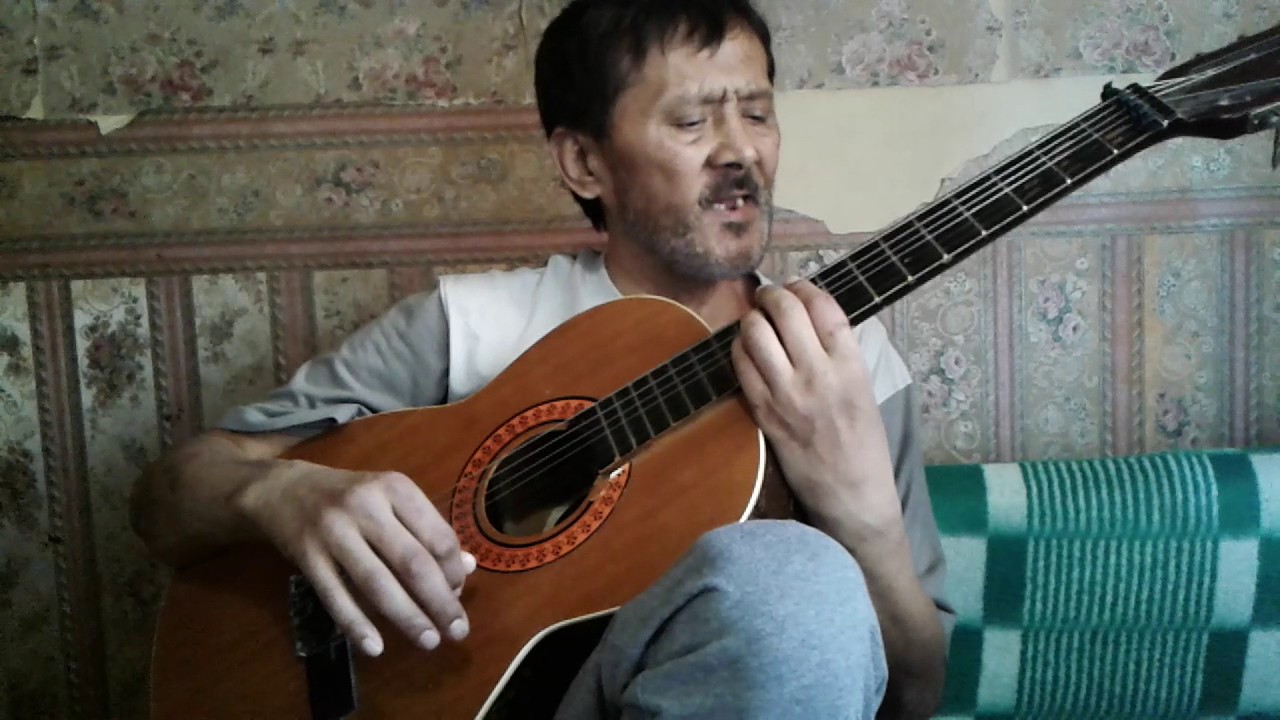 Таджикская музыка на телефон. Гитарист таджик. Таджикская гитара.