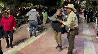 Plaza de armas. Sábado de baile. La cumbia barulera