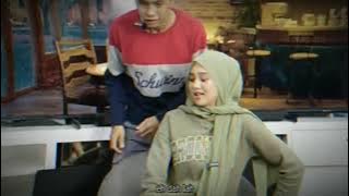 ada apa dengan azza ni,pegang pegang paah,kesian paah