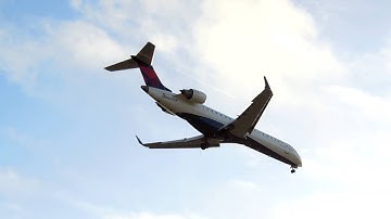 Delta Connection Bombardier CRJ-700 Landing at LAX