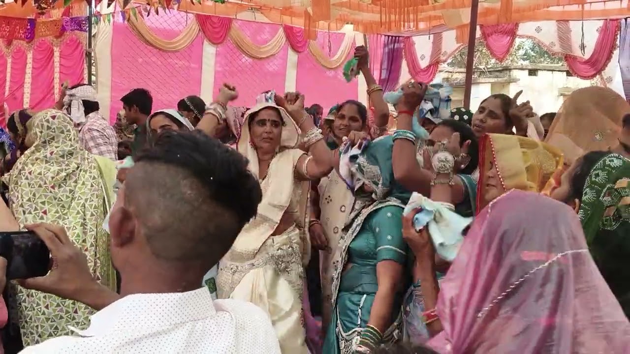 आदिवासी शादी में महिला खिलाड़ी की तरफ से गीत गाते  हुए