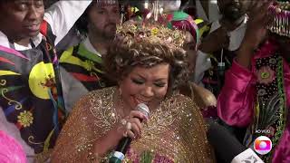 Alcione canta no início do desfile da Mangueira 2024 em sua homenagem.