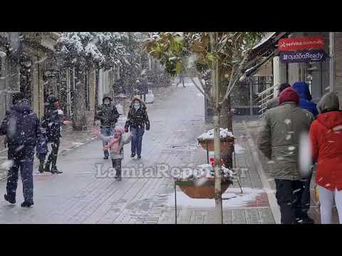 LamiaReport.gr: Χιονίζει στο κέντρο της Λαμίας