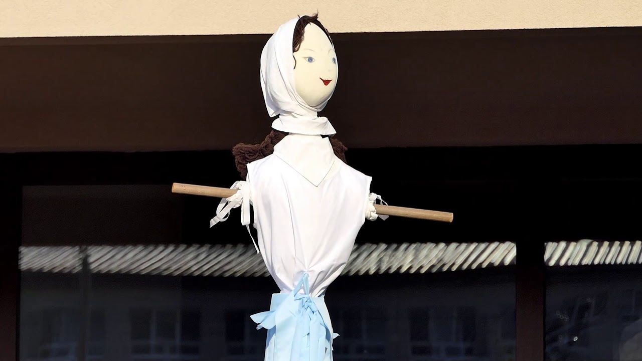 Stavanie mája v Uhrovci - folklórny cyklus vynášanie Moreny