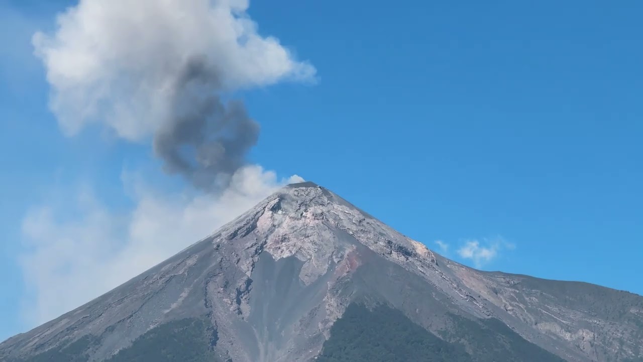 Guatemala di Fuoco: Tra Vulcani Attivi e Terre Fertili