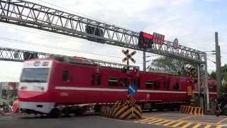 [平交道/踏切]台鐵1193次EMU700型京急友好彩繪區間車通過(俊英街平交道)