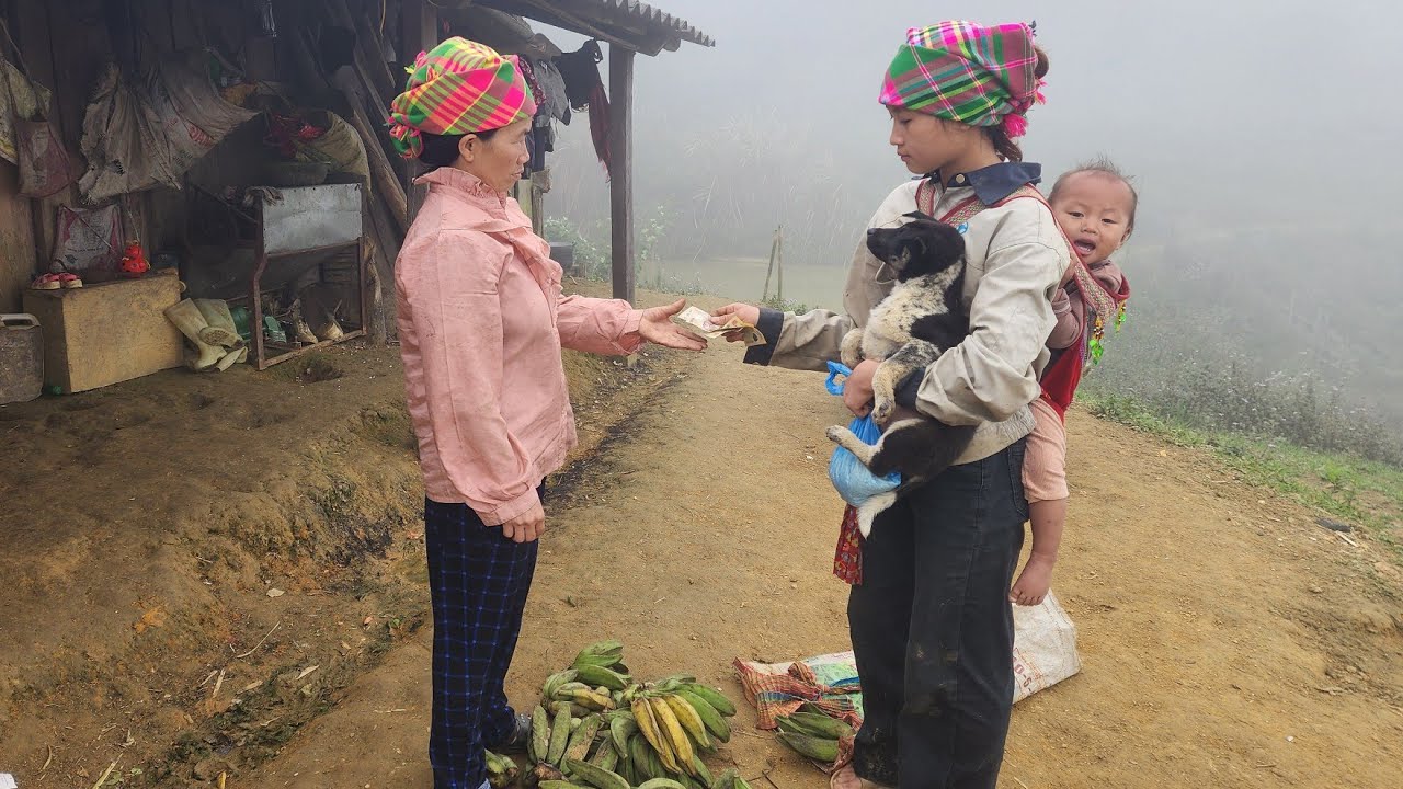 The mother and daughter went to sell bananas and bought a puppy to raise.