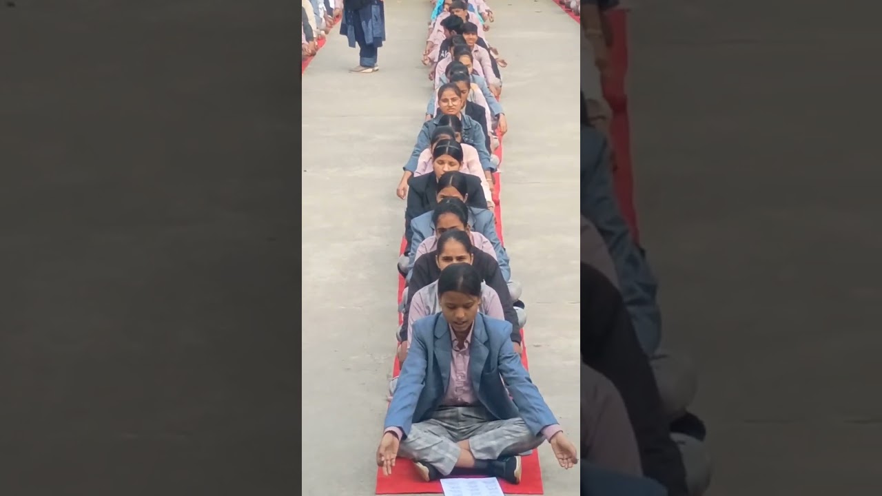 विद्यार्थियों द्वारा गीता श्लोक उच्चारण