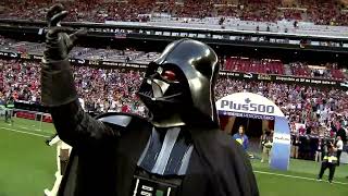 D I S N E Y + - Darth Vader y Obi Wan Kenobi se cuelan en el Derbi en el Wanda Metropolitano