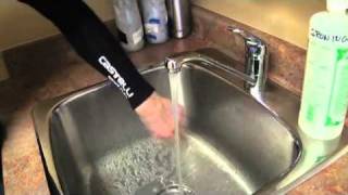 PEZ water-tests Castelli's NanoFlex arm warmers in the sink!