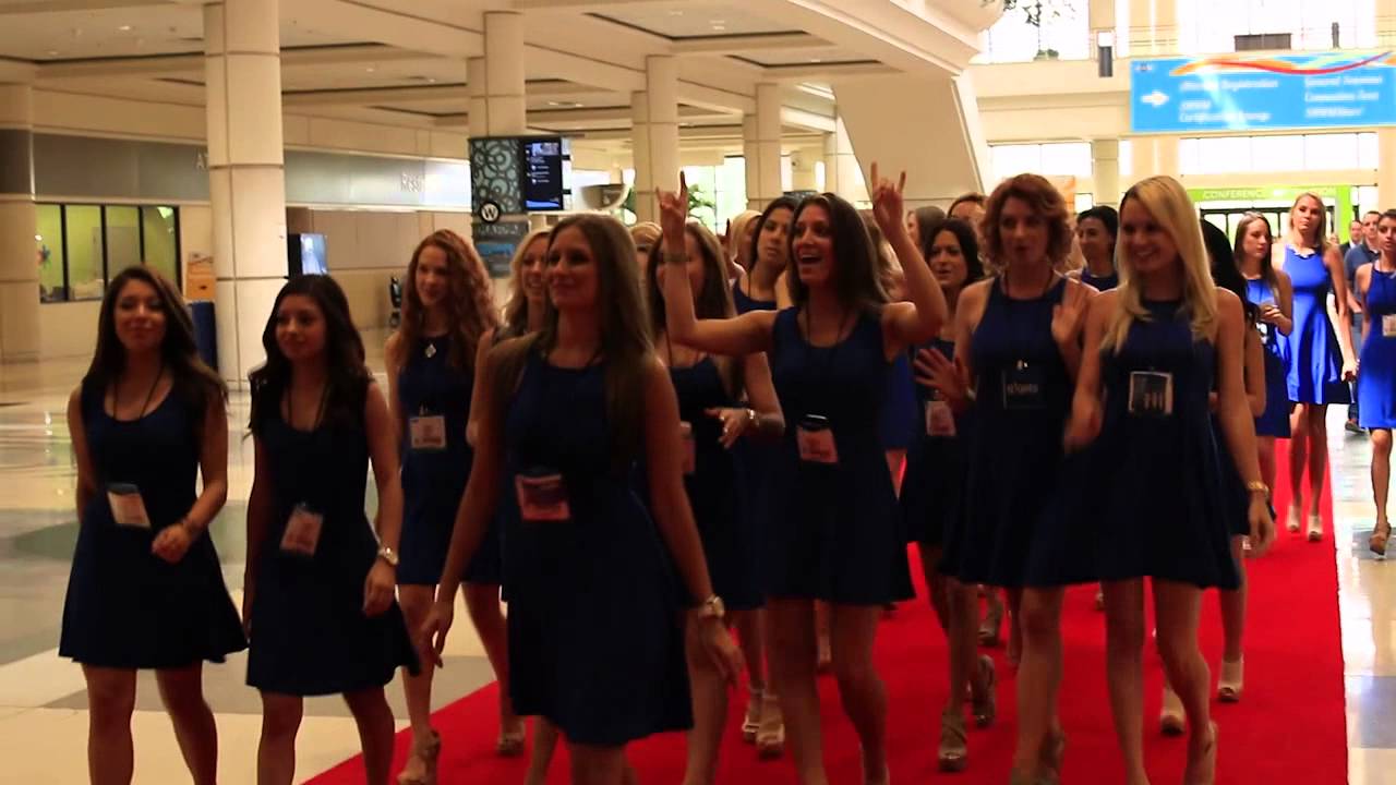 SHRM 06222014 70D Girls walking into SHRM expo