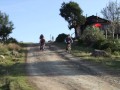 Los niños en bici, bajada extrema =P