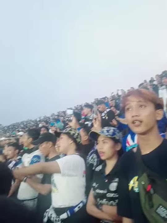 Aksi Bobotoh Bersalawat nabi SATU STADION bikin merinding