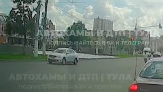 В Туле водитель рискнул жизнью, чтобы убрать мусор с дороги