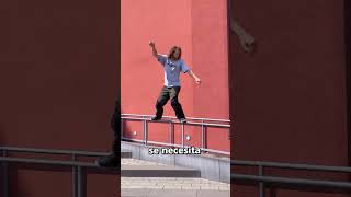 Este hombre se desliza por las escaleras con sus zapatos 👏