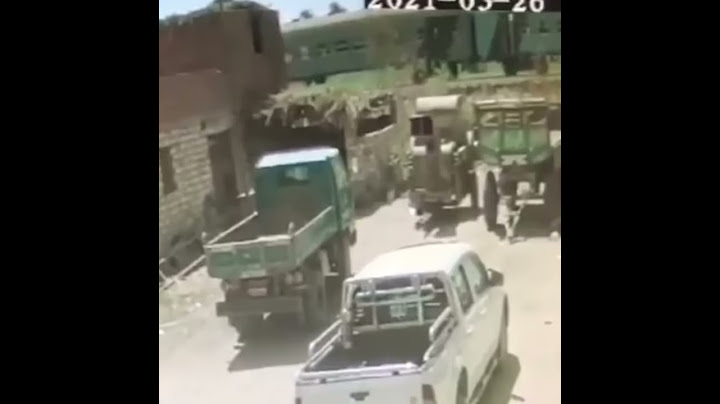 أول فيديو يرصد لحظة تصادم "قطاري سوهاج"وسقوط ضحايا