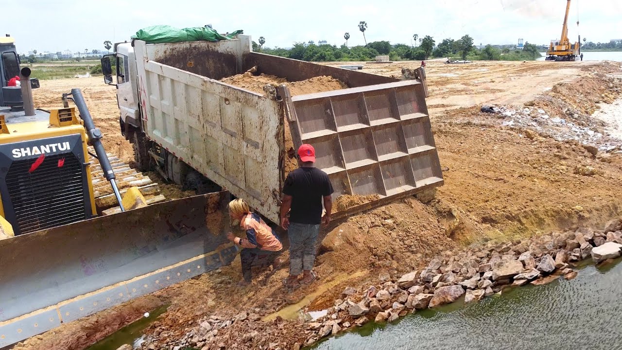 Incredible Handle With Care Dump truck 25ton Drive Back Uploading Landslide Overturned Rescue Shant…