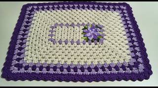 Easy-to-make rectangular rug with a flower