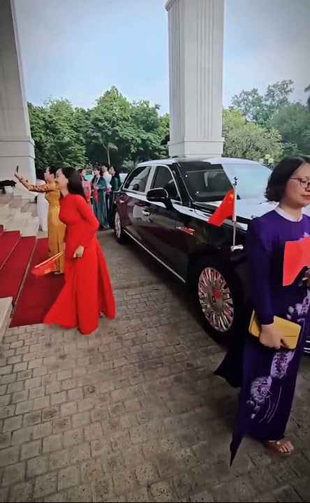 Vietnamese people rushed to their favorite red flag cars to take a group photo.#china #vietnam