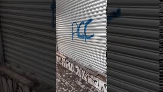 Supermercado de periferia tem porta com pichação do PCC 1533 - Zona Sul - São Paulo-SP - 20/11/2020