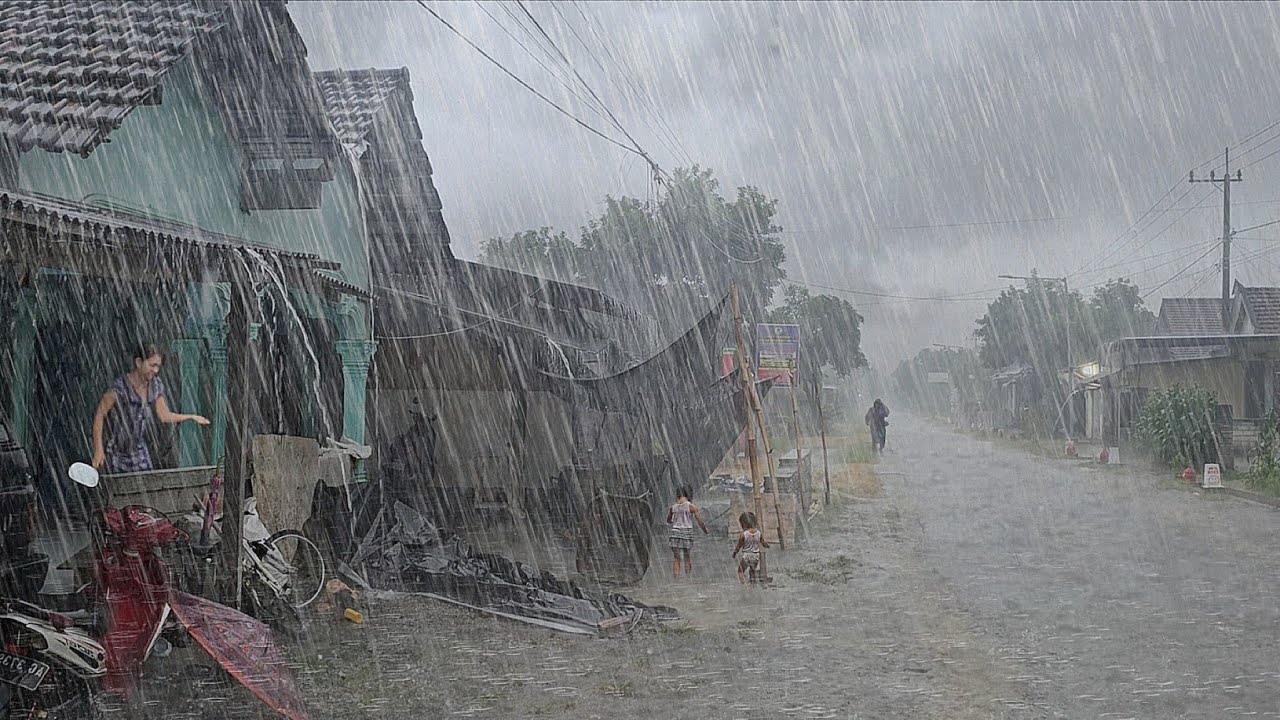 Самый сильный супершторм в истории Индонезии обрушился на деревню: проливные дожди и сильный ветер.