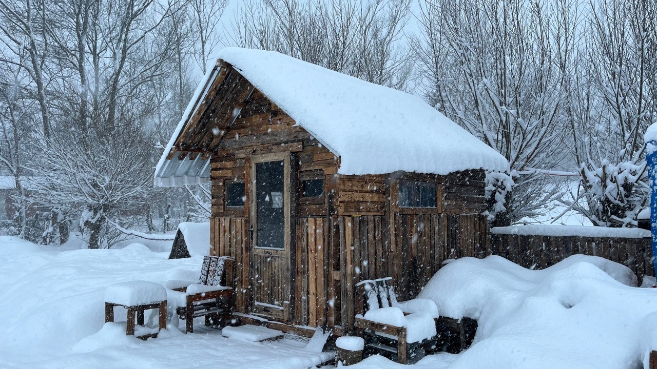 Снегопад в деревянной хижине — Домик без электричества