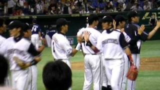 09年8月13日　日本ハムvsオリックス　ハイタッチ