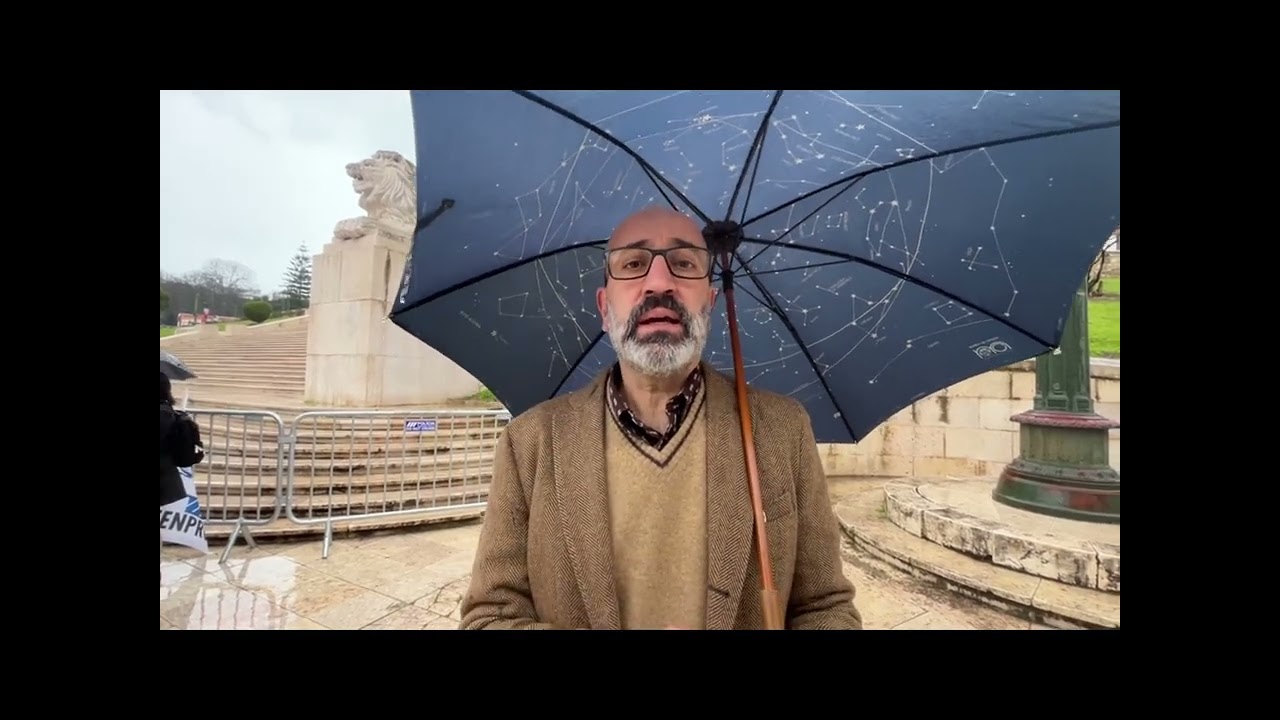 FENPROF entrega na Assembleia da República um abaixo-assinado pela integração dos investigadores na carreira