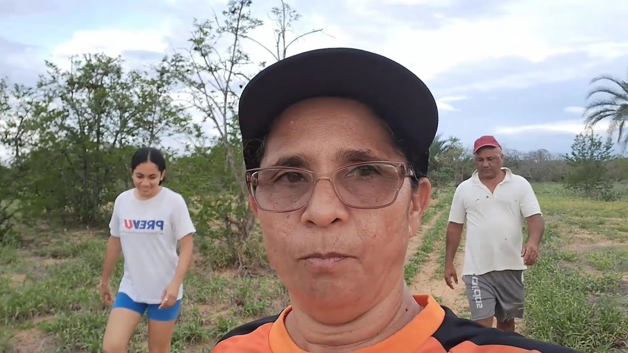 Indo pra roça olhar a macaxeira e amendoim 