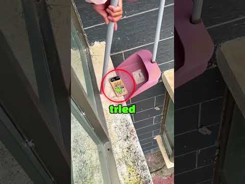 لقد أسقط هاتفه