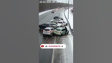 Angstaanjagende kettingbotsing op ijzige snelweg vastgelegd door verkeerscamera | Winterse ongeva...
