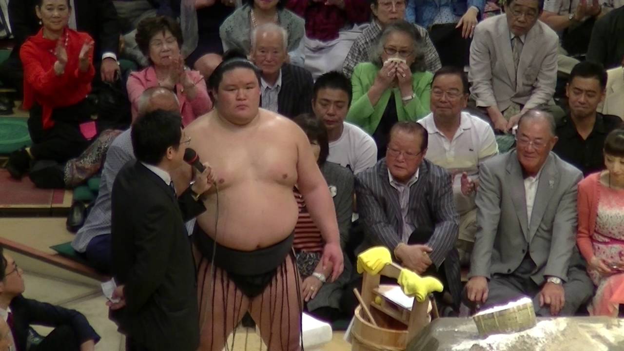 豪栄道 初優勝インタビュー 溜席にはプロ野球解説者のあの人が 全勝 表彰式フルバージョン 大相撲 16 9月場所 Sumo Youtube