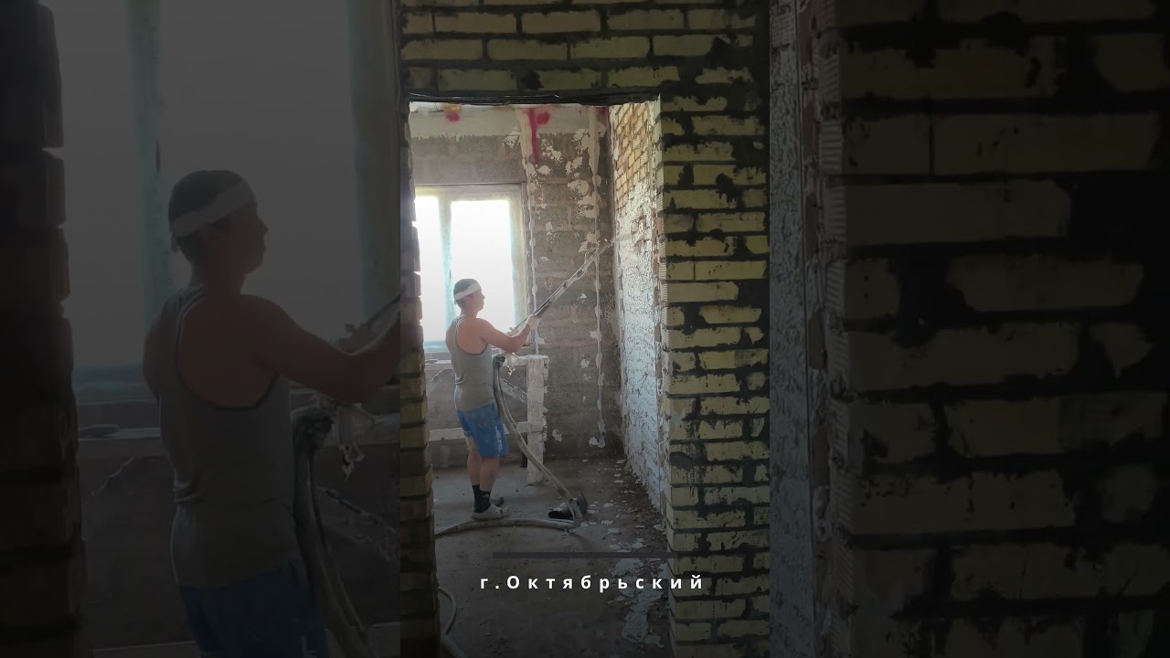 НАНОСИМ МЕХАНИЗИРОВАННЫМ СПОСОБОМ ГИПСОВУЮ ШТУКАТУРКУ.  