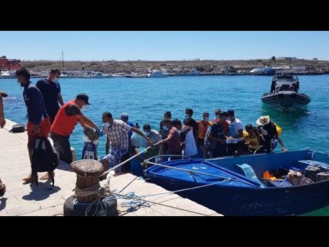 Migranti, nuovi sbarchi a Lampedusa: 840 persone in hotspot