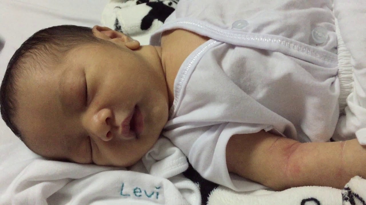 5 days newborn smiles while sleeping