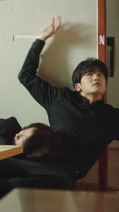 #ParkHyungsik offers his jacket, but #ParkShinhye prefers his lap #DoctorSlump #Netflix