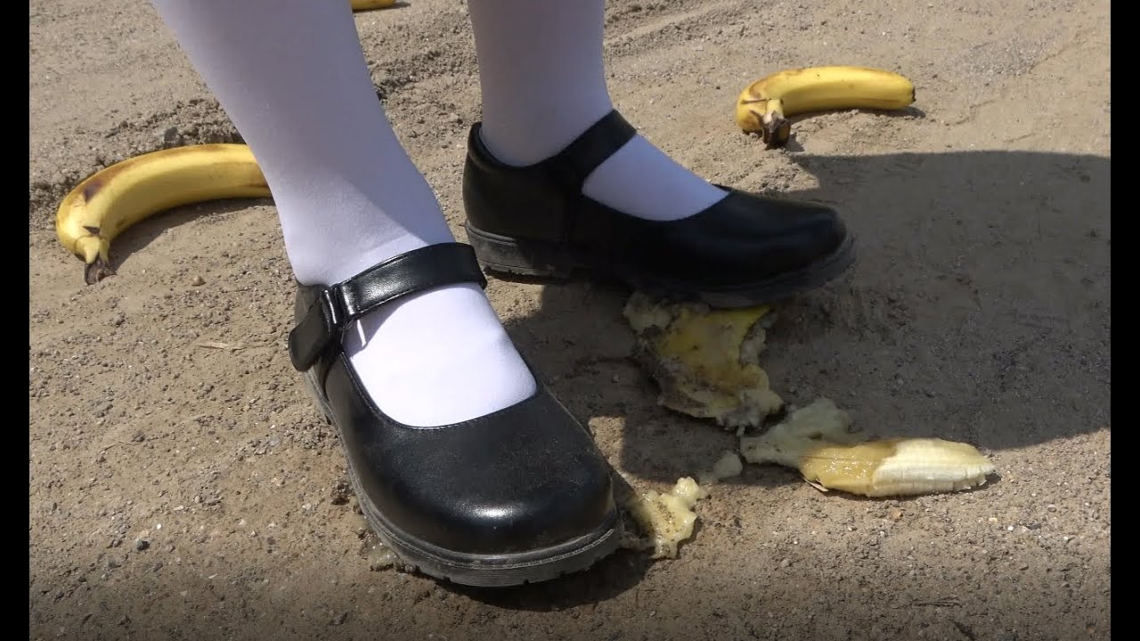 Uniform black leather shoes step on the mud, step on the fruit, sink into the mud