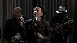 Tom Waits - Raised Right Men (Late Night With Jimmy Fallon)