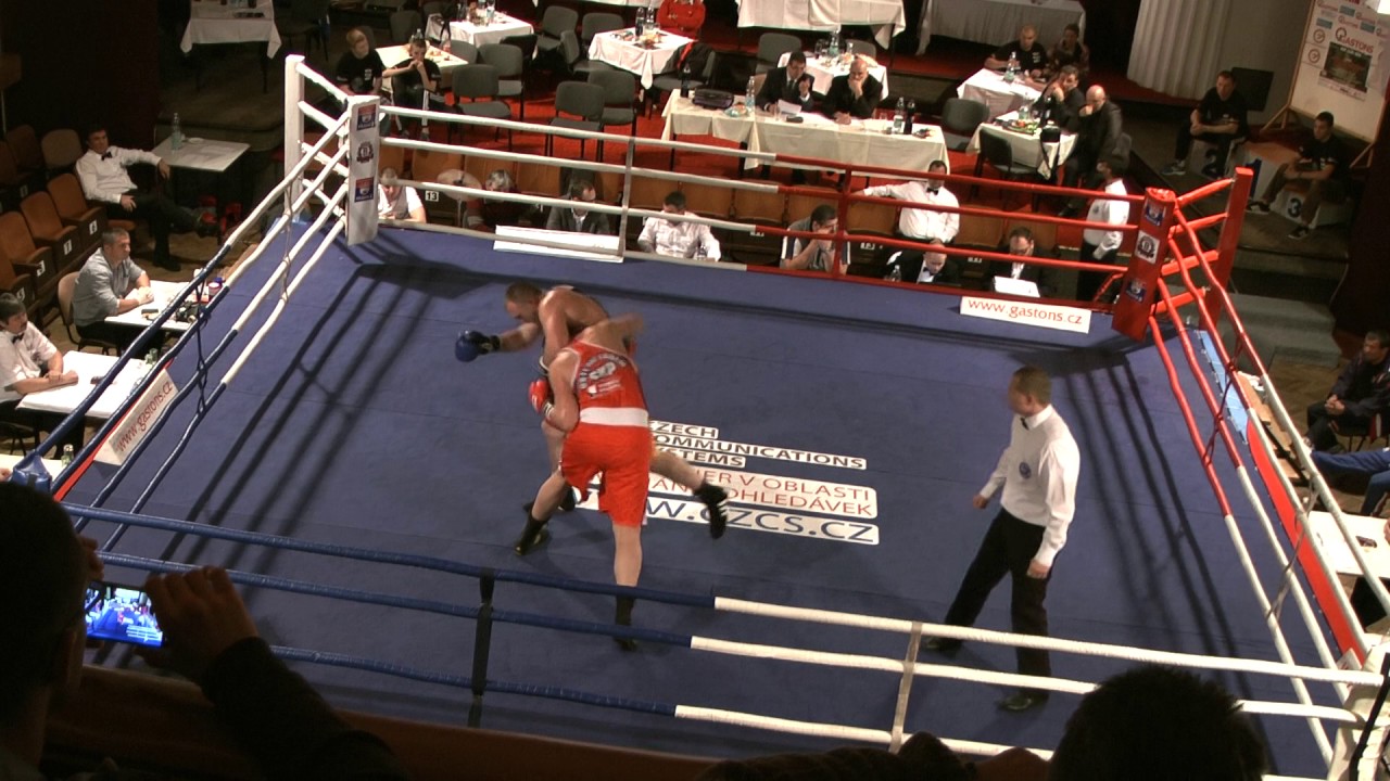 semifinále MCR boxu Jicin 7 12 2013 +91kg Rudolf Helešic vs Stanislav Bártek 3kolo