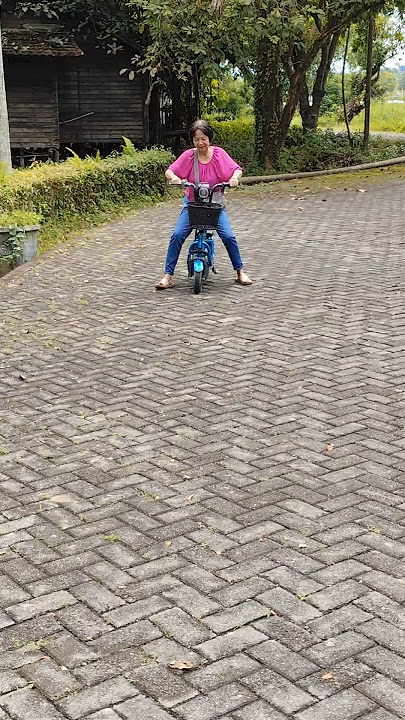 Lucu Nih Kakek & Nenek Coba Sepeda Listrik Katness!!!