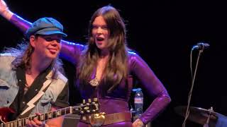 Download Lagu Bobbie Dazzle Band Perform Back To The City and Merry Go Round at I Indigo O2  on 24.07.25 MP3