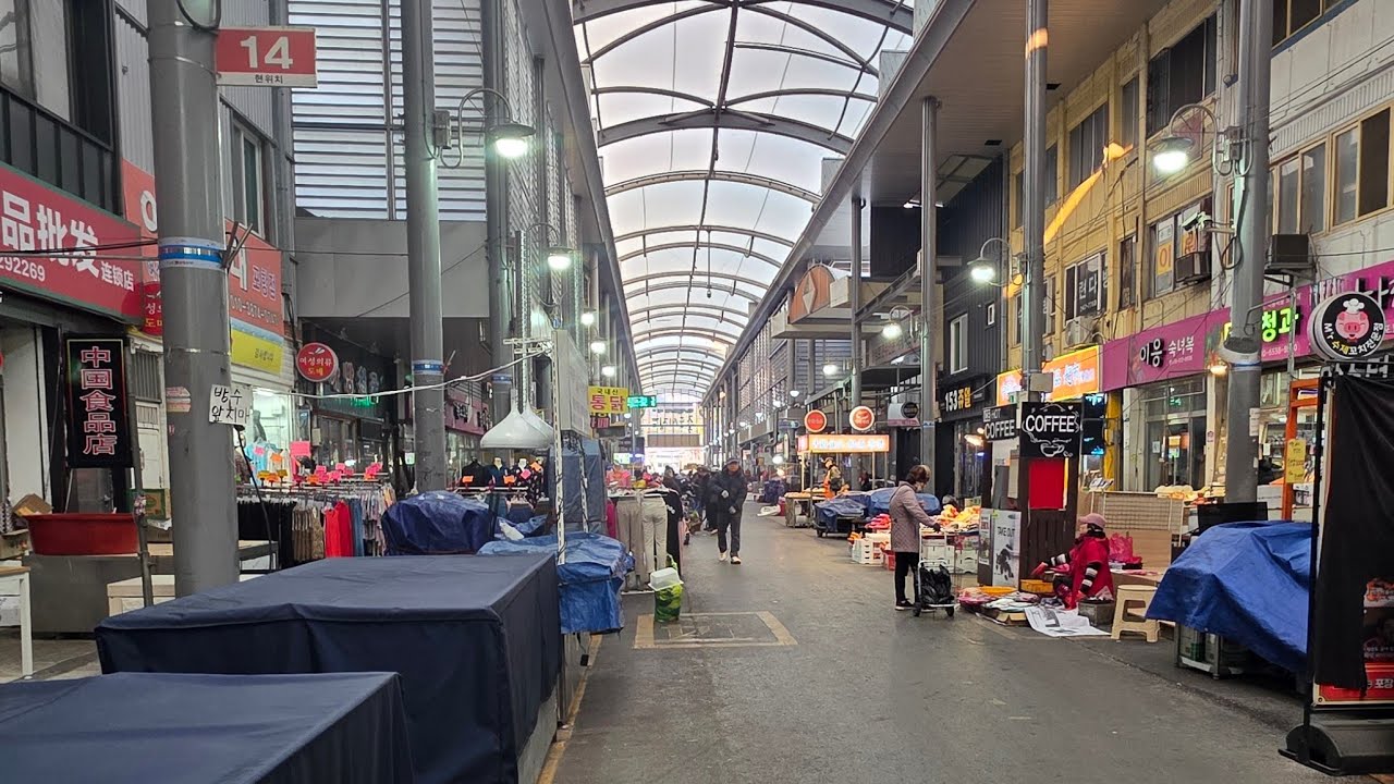 포항 죽도시장 에서 건어물 수산물 식품들을 생방송으로 판매하는 독도사랑 생방송 판매 입니다